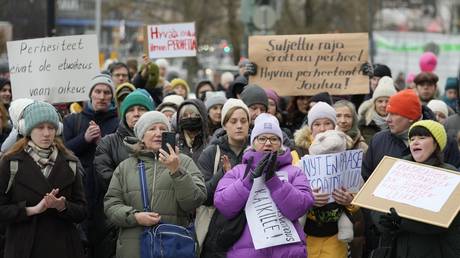 Einwohner der EU Staaten protestieren gegen Schliessung der Grenze zu Russland