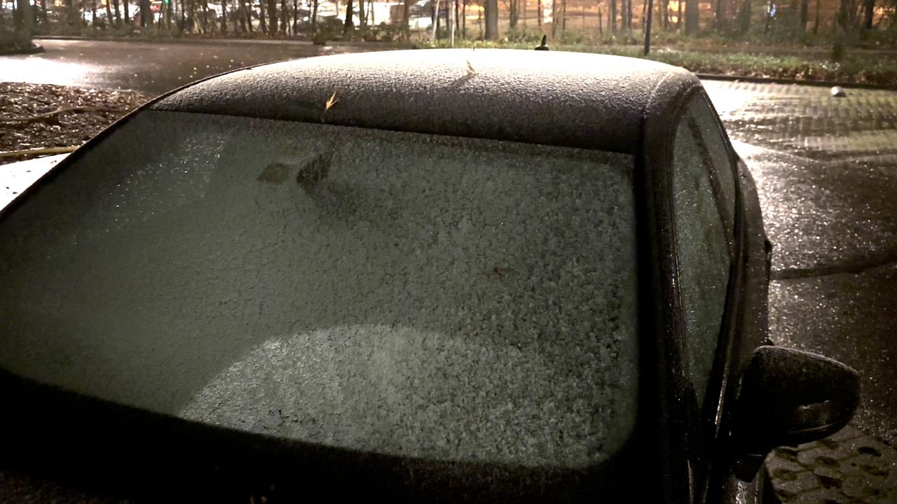 Beeld uit video: Eerste laagje sneeuw blijft liggen in Oost-Nederland