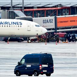 Flughafen in Hamburg verschaerft Sicherheitsvorkehrungen nach laengerer Geiselnahme Im