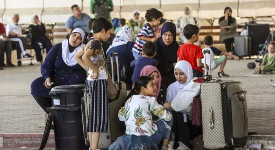 Gaza 500 Menschen mit doppelter Staatsangehoerigkeit verlassen Gaza in Richtung