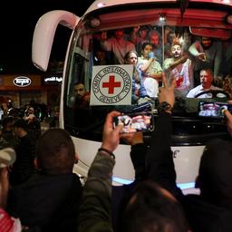 Hamas uebergibt siebzehn Geiseln an das Rote Kreuz Krieg