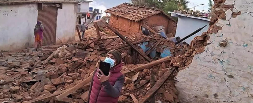 Im vom Erdbeben heimgesuchten Nepal wurde ein Nachbeben der Staerke