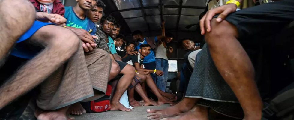 Indonesien Hunderte Rohingya Fluechtlinge verlassen Bangladesch