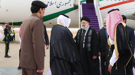 Irans Praesident besucht Saudi Arabien zum Gaza Gipfel zum ersten Mal –