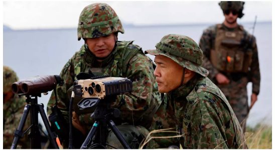 Japanische Hubschrauber trainieren im Rahmen landesweiter Militaeruebungen zur Abwehr von