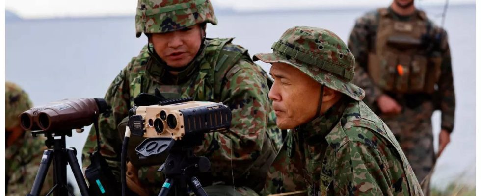 Japanische Hubschrauber trainieren im Rahmen landesweiter Militaeruebungen zur Abwehr von