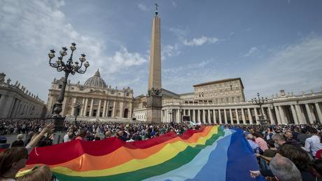 Katholische Kirche lockert Regeln fuer Transgender – World