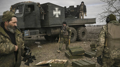 Kiew fuellt Reihen mit aelteren Maennern auf waehrend die Verluste