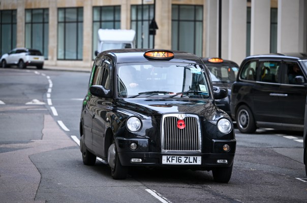 Londons beruehmte schwarze Taxis koennen bald ueber Uber angefahren werden