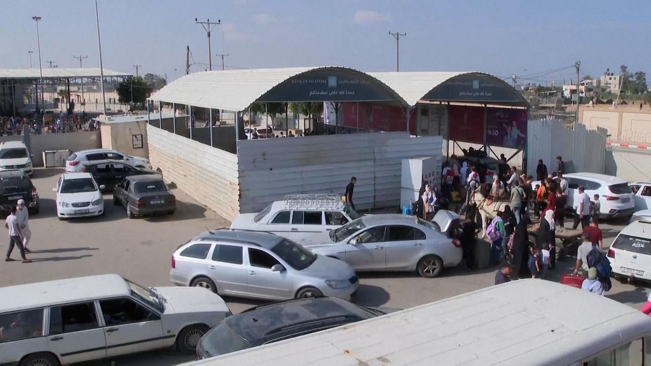 Beeld uit video: Eerste buitenlanders en gewonden steken grens over tussen Gazastrook en Egypte