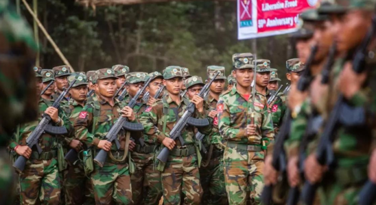 Myanmar Myanmar Truppen nehmen Einwohner der Stadt Rakhine fest und toeten
