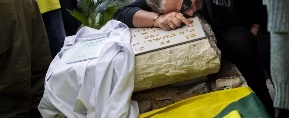 Nachhaltigkeit Palaestinenser schaufeln Massengrab im von Israel umzingelten Krankenhaus im