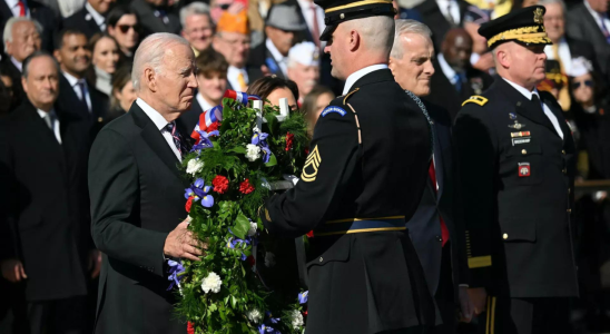 Naehrstoff Joe Biden „verwirrt bei Kranzniederlegung in Arlington