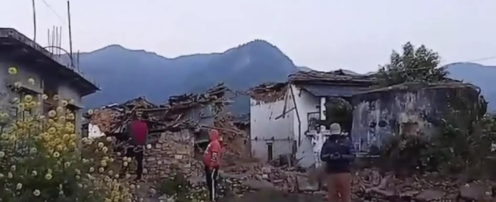 Nepal Nepal bemueht sich Ueberlebende eines Erdbebens zu retten das
