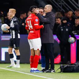 PSV Spieler Saibari ist nach einem ultrakurzen Auftritt in Almelo schwindelig