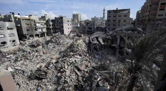 Palaestinenser in Gaza nutzen Waffenstillstand um in Truemmern von Haeusern
