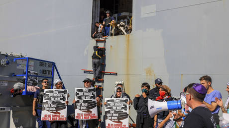 Pro Palaestina Demonstranten blockieren US Militaerversorgungsschiff VIDEO – World