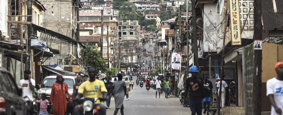 Recherche Waffenkammer in Sierra Leones Hauptstadt angegriffen nationale Ausgangssperre verhaengt