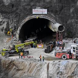 Rettung fuer 41 indische Bauarbeiter in eingestuerztem Tunnel in Sicht