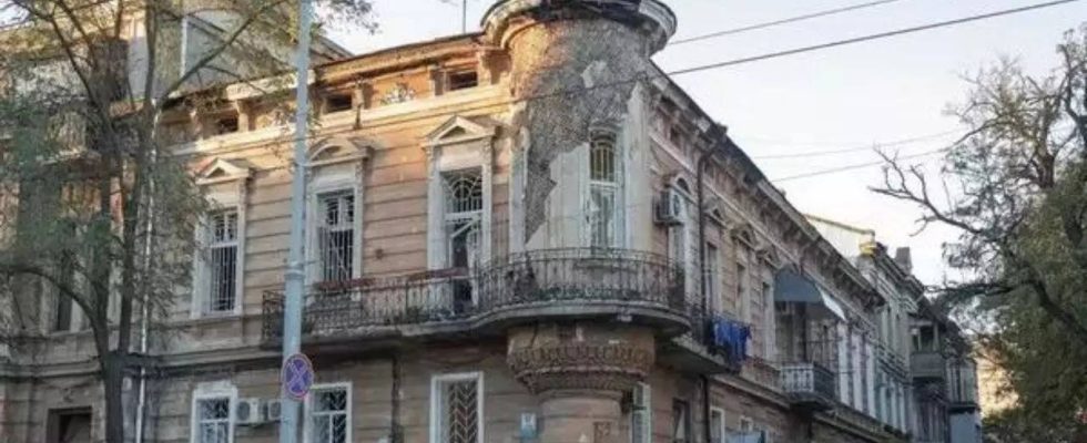 Russische Drohnen und Raketen greifen Odessa an und beschaedigen ein