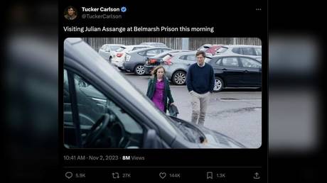 Tucker Carlson besucht Assange im Gefaengnis – World
