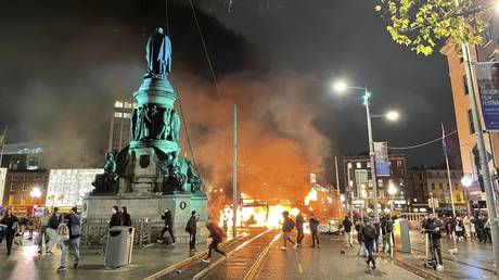 Unruhen und Brandstiftung erschuettern Dublin nach Messerstecherei VIDEOS – World