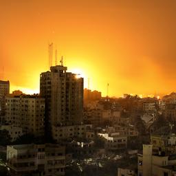 Video Schwere Bombardierungen erhellen den Himmel ueber dem Gazastreifen