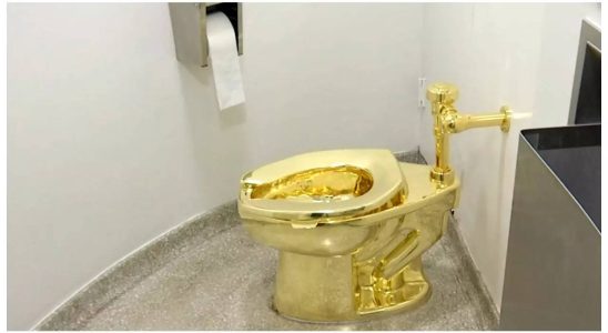 Vier Maenner werden wegen Diebstahls einer satirischen goldenen Toilette mit
