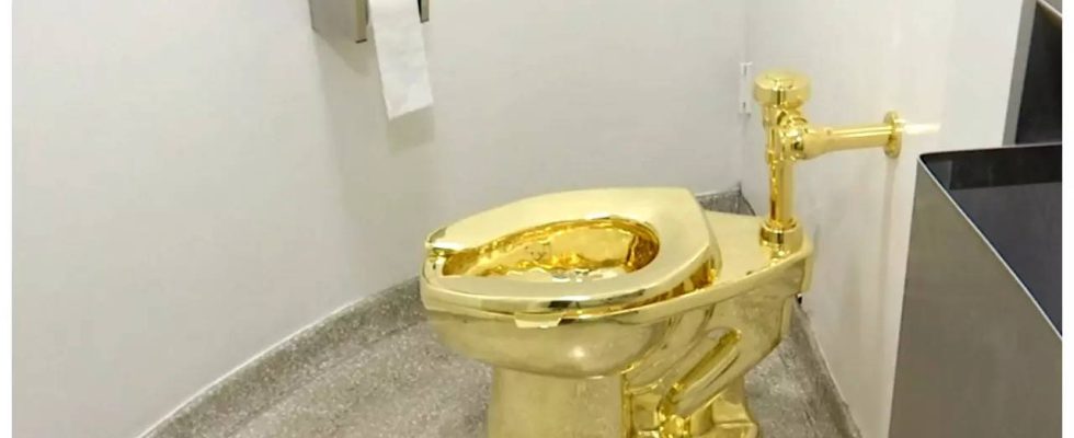 Vier Maenner werden wegen Diebstahls einer satirischen goldenen Toilette mit