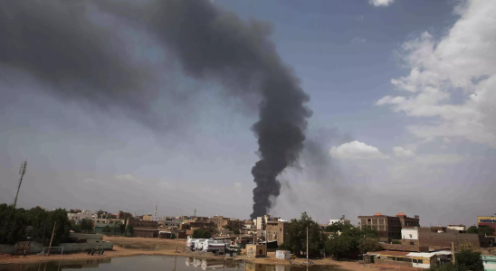 Waehrend sich die Kaempfe im Sudan verschaerfen liegen Leichen auf