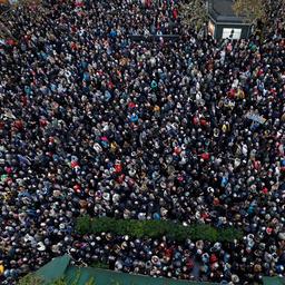 Zehntausende Menschen nehmen an einem Marsch gegen Antisemitismus in Paris