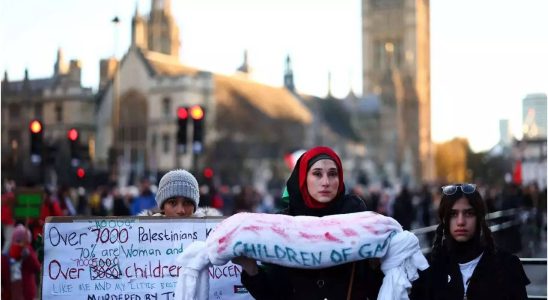 Zehntausende schliessen sich dem pro palaestinensischen Marsch im Zentrum von London