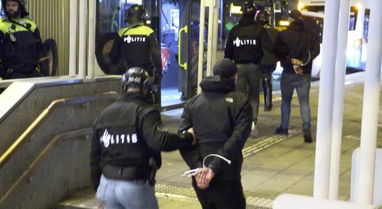 140 Ajax Fans wegen Vandalismus in U Bahn festgenommen Inlaendisch
