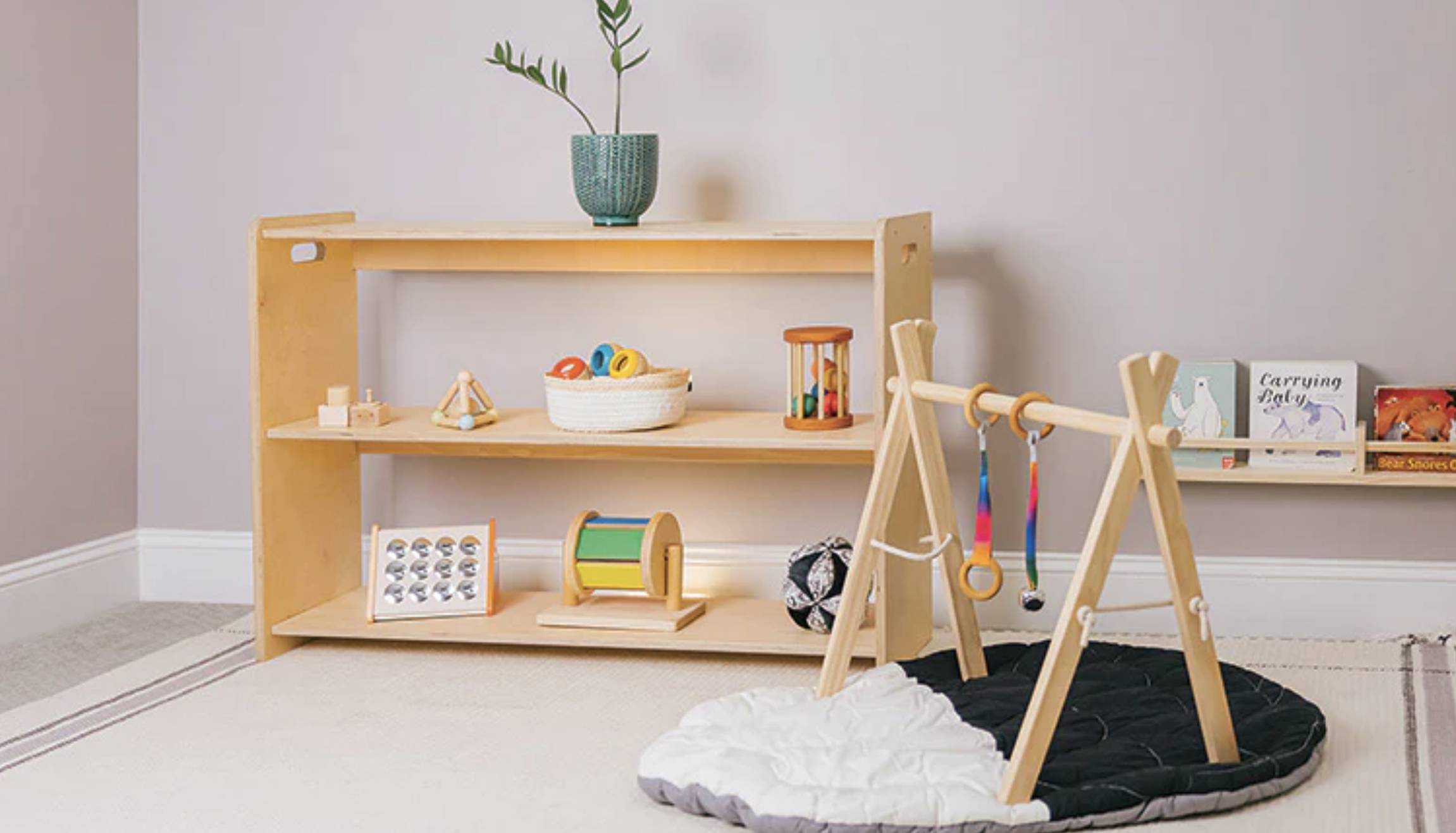 Ein Bild eines Spielzimmers mit Montessori-Spielzeugen