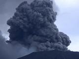 Indonesische vulkaan spuwt as kilometers de lucht in na uitbarsting
