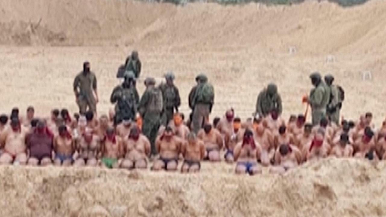 Beeld uit video: Beelden van Palestijnse gevangenen in ondergoed gaan rond