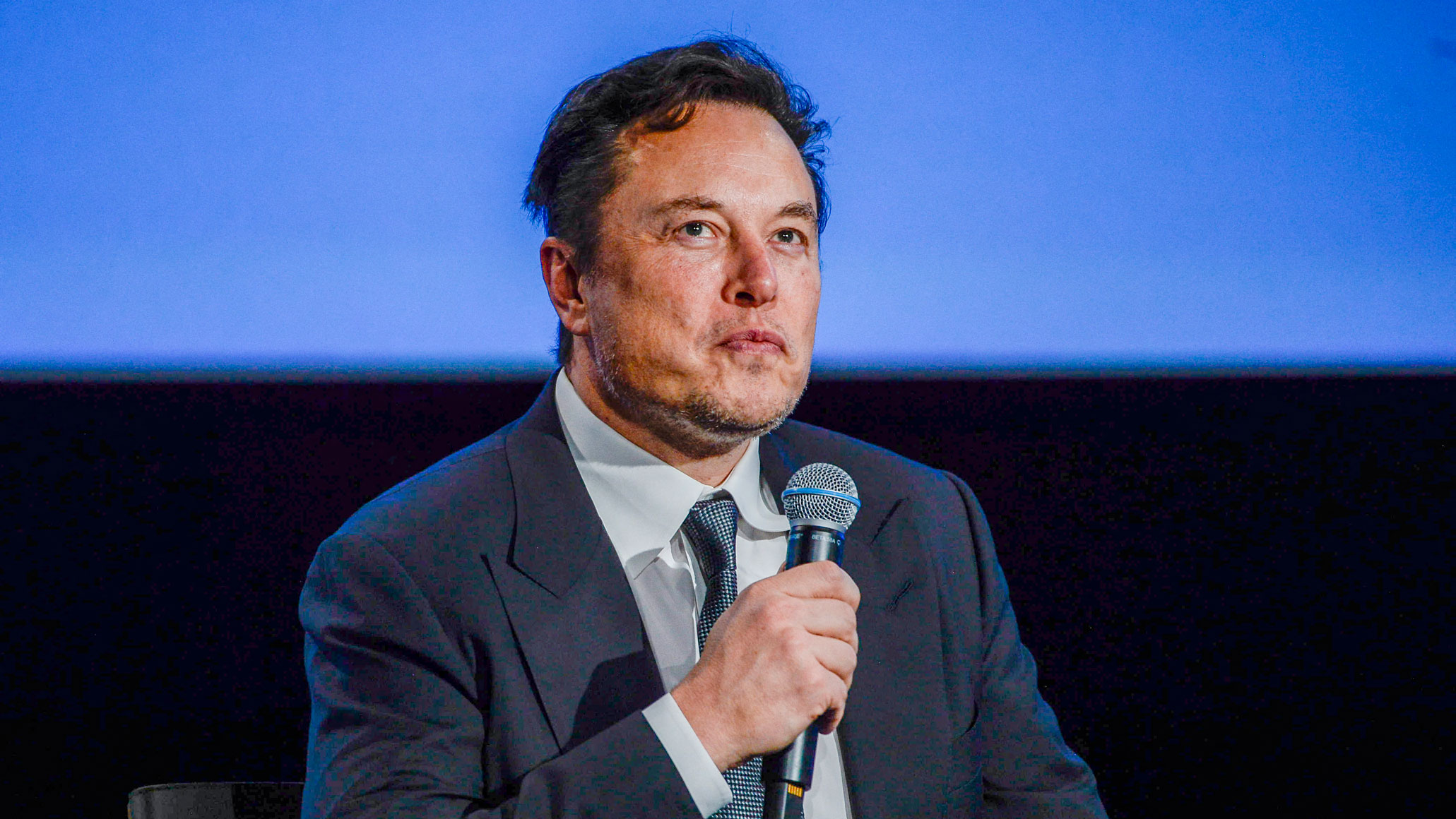 Elon Musk, CEO von Tesla, blickt auf, als er am 29. August 2022 beim Offshore Northern Seas 2022 (ONS)-Treffen in Stavanger, Norwegen, zu Gästen spricht