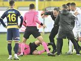 Bizar incident in Turks voetbal: woedende voorzitter slaat scheidsrechter neer