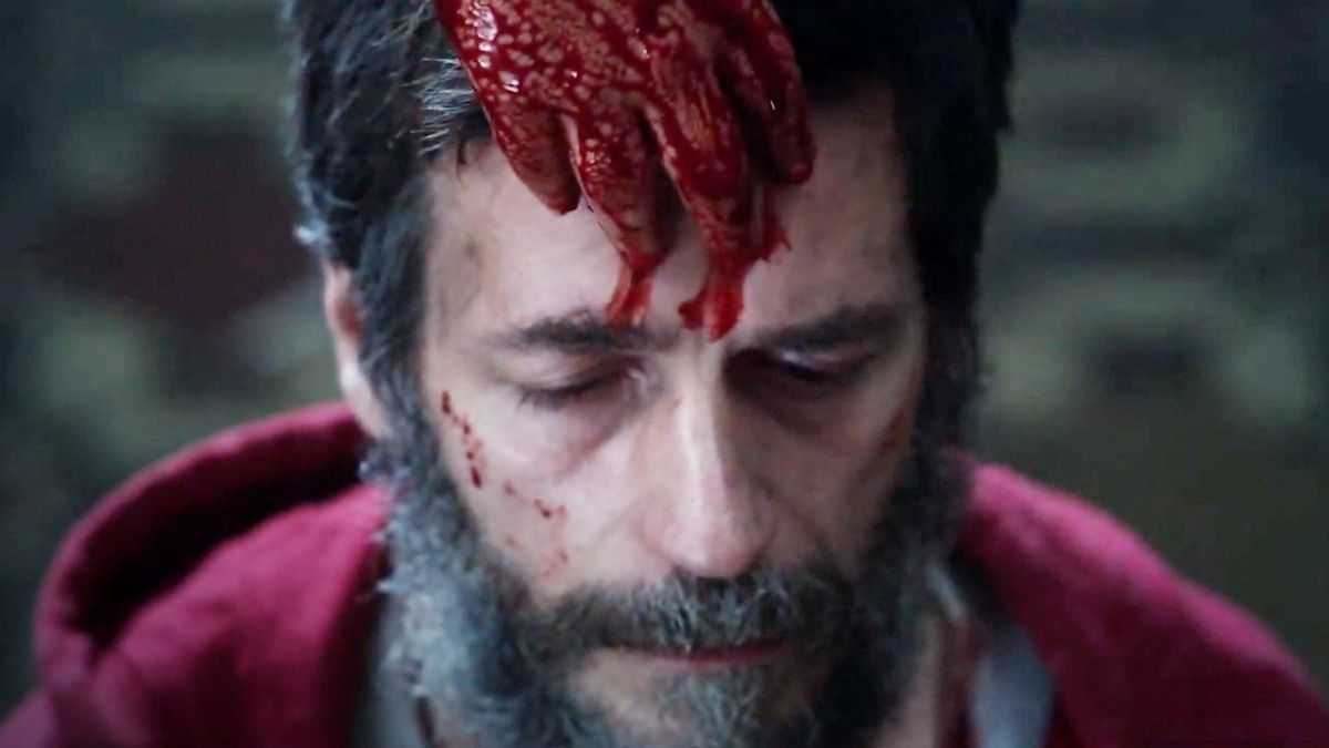 Ein Mann mit Blut auf dem Kopf.  Dieses Bild ist Teil eines Artikels über die besten Horrorfilme des Jahres 2023.