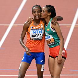 Aethiopischer Athlet Gidey erhaelt Fairplay Auszeichnung nach Kuss fuer den gefallenen