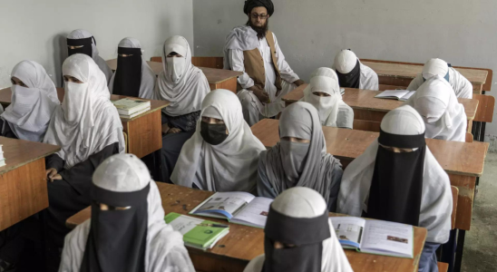Afghanische Schulmaedchen Unter der Taliban Herrschaft schliessen afghanische Schulmaedchen unter Traenen