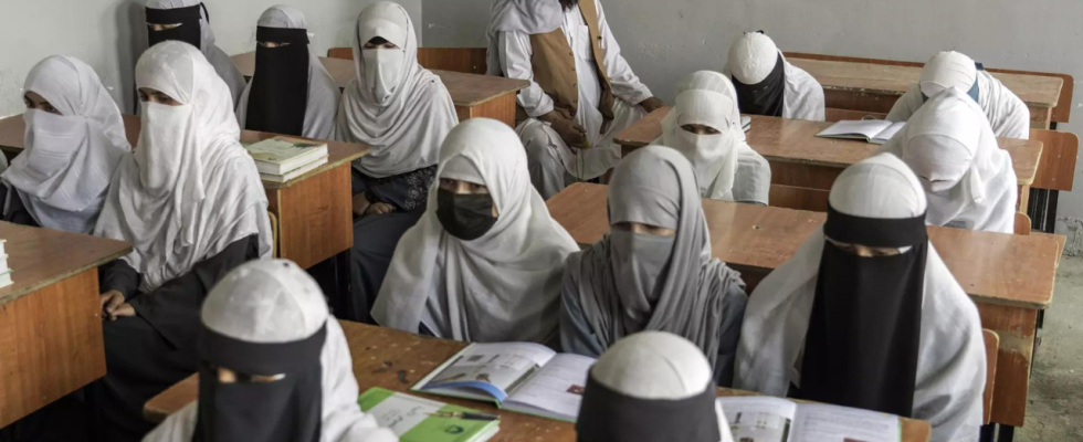 Afghanische Schulmaedchen Unter der Taliban Herrschaft schliessen afghanische Schulmaedchen unter Traenen