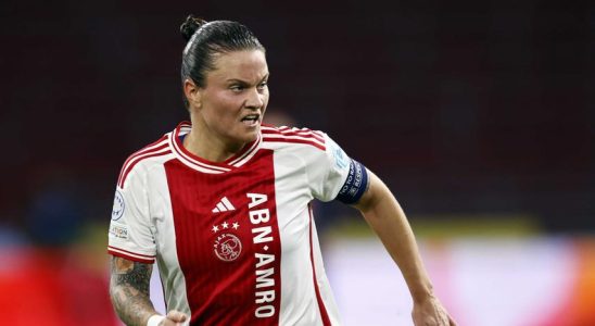 Ajax Trainer stimmt mit Van Hooijdonk ueberein „Maennerfussball ist noch nicht