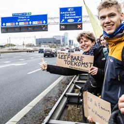 Aktivisten der Extinction Rebellion besetzen A10 in Amsterdam Autobahn gesperrt