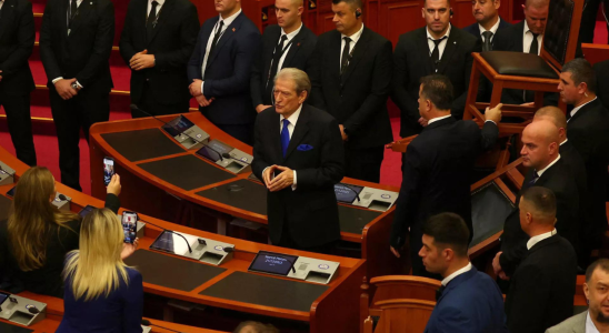 Albanisches Parlament Das albanische Parlament macht den Weg fuer die