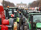Duitse boeren demonstreren met tractors in Berlijn tegen landbouwbeleid