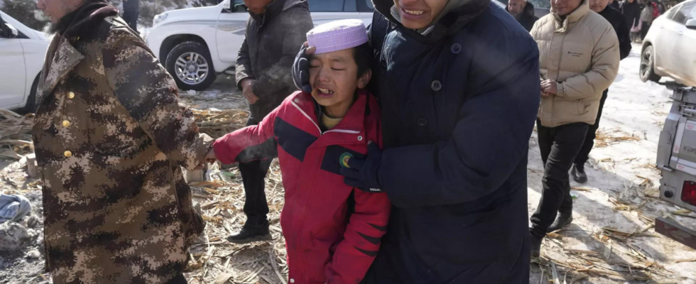 Chinas Ueberlebende des Erdbebens ertragen eisige Temperaturen und trauern um