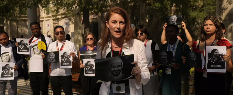 Demonstranten demonstrieren beim UN Klimagipfel COP28 fuer inhaftierte emiratische und aegyptische