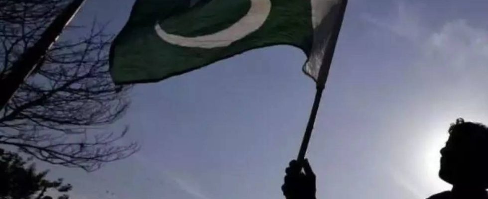 Der Vorsitzende der Pakistanischen Volkspartei Sardar Latif Khosa schliesst sich