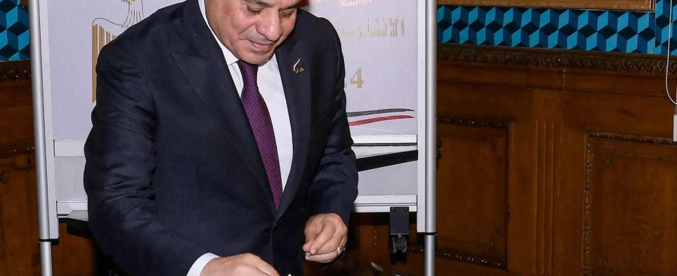 Die Aegypter stimmen bei der Wahl fuer eine dritte Amtszeit